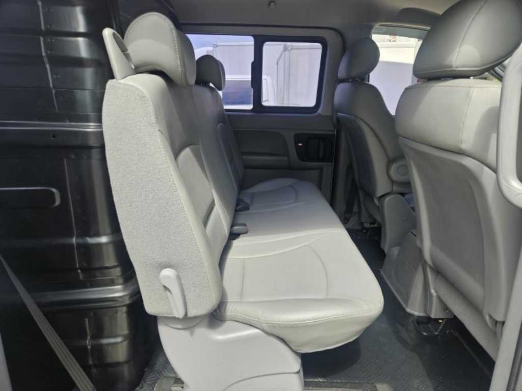 HYUNDAI Starex - Vista 7