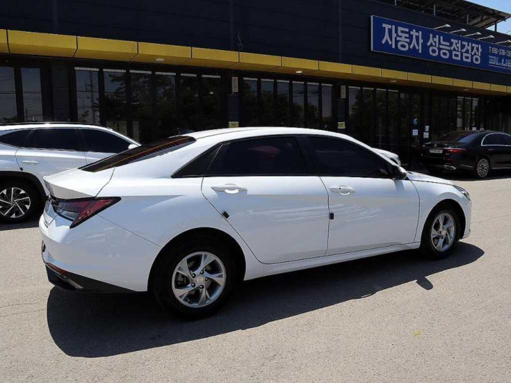 HYUNDAI Avante - Vista 3
