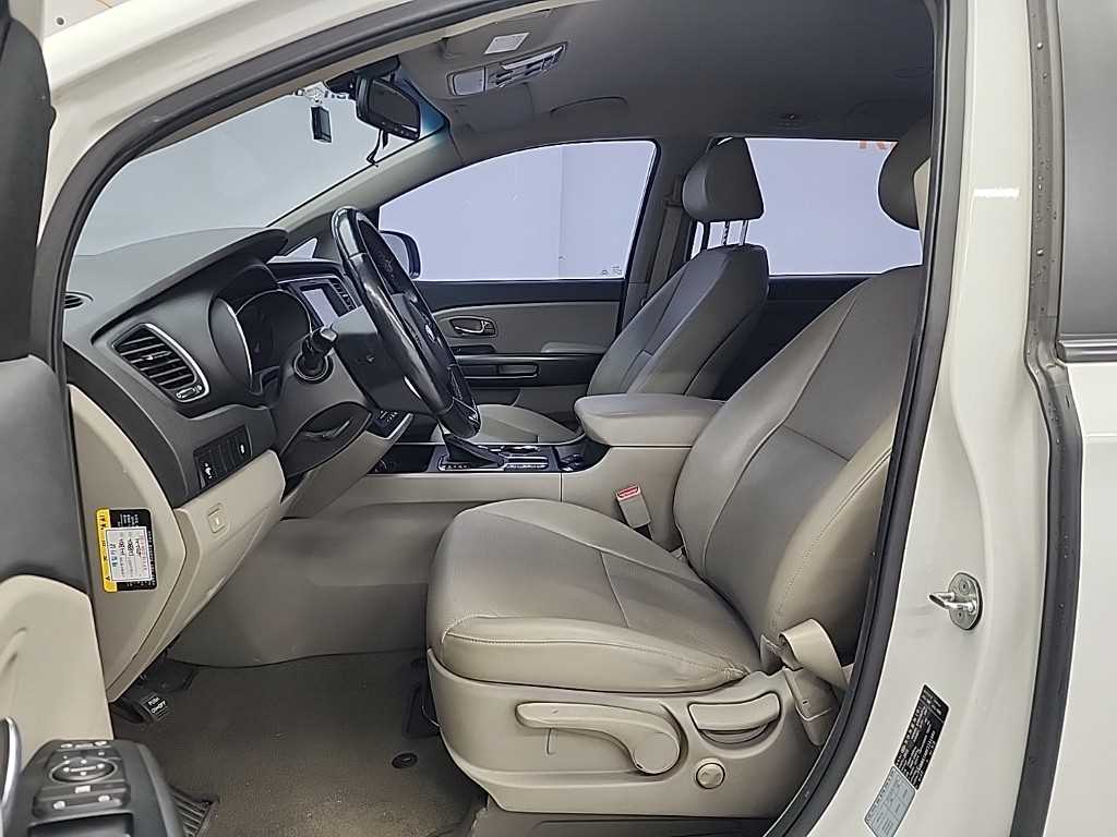 KIA Carnival - Vista 11