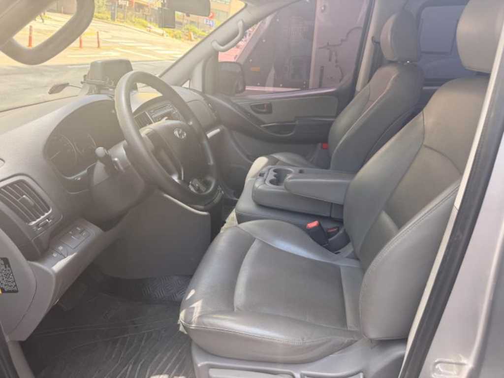HYUNDAI Starex - Vista 6