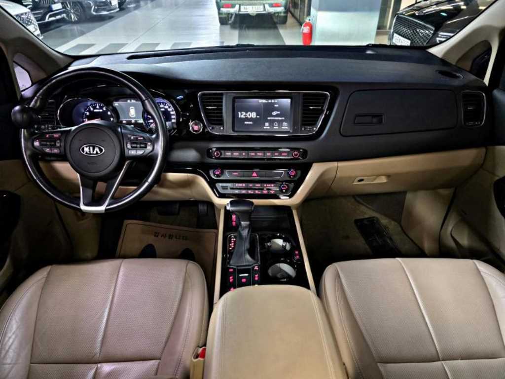 KIA Carnival - Vista 10
