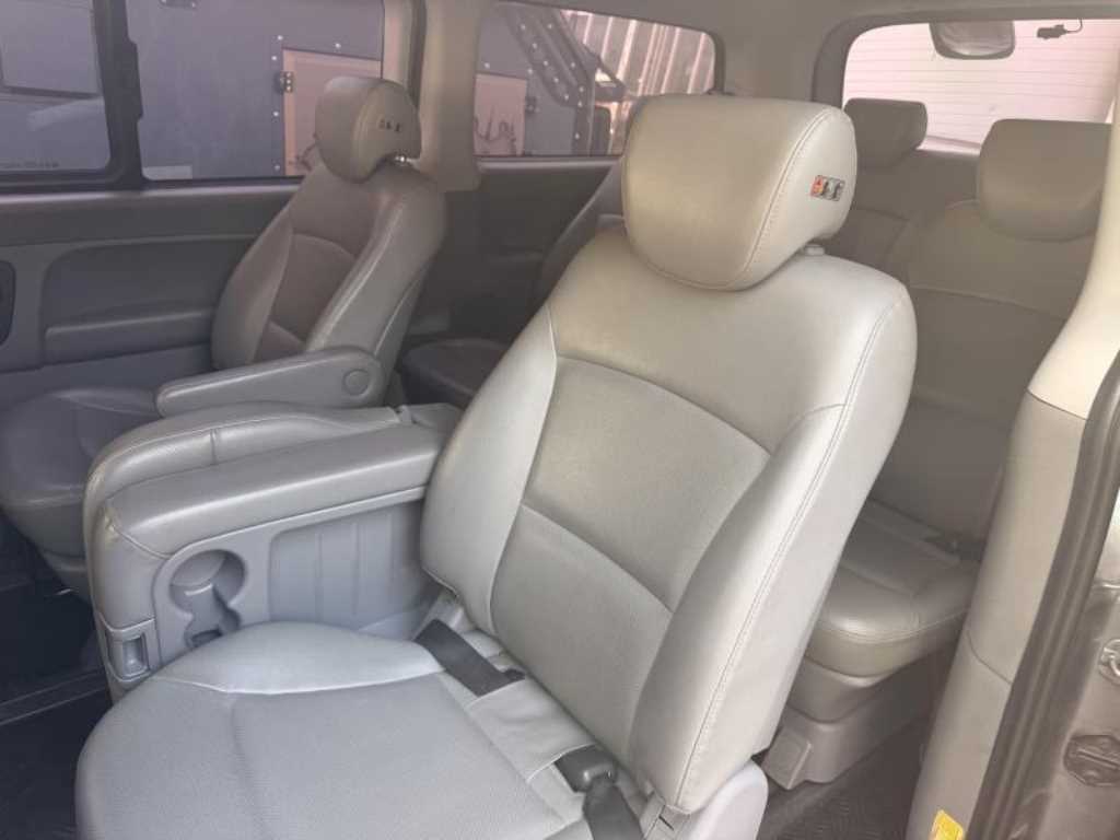 HYUNDAI Starex - Vista 5