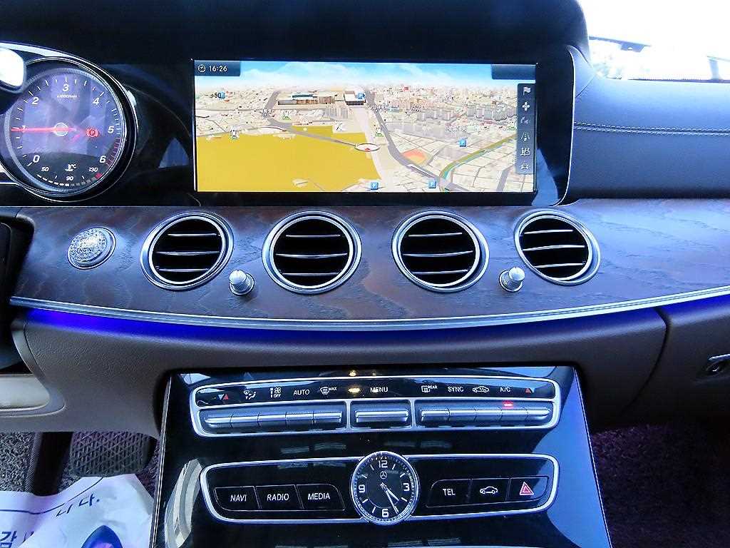 Mercedes Benz E class - Vista 12