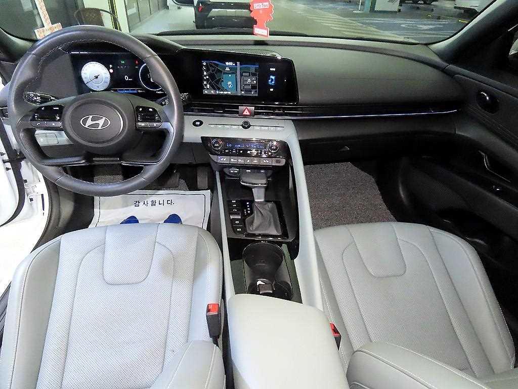 HYUNDAI Avante - Vista 10