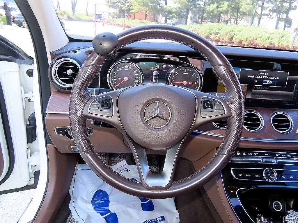 Mercedes Benz E class - Vista 8