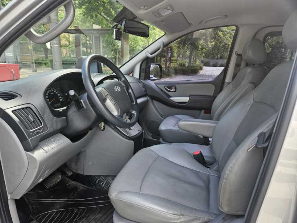HYUNDAI Starex - Vista 5