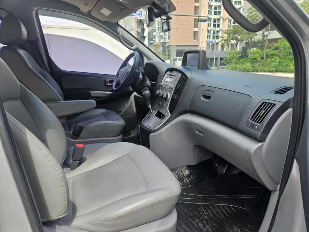 HYUNDAI Starex - Vista 6