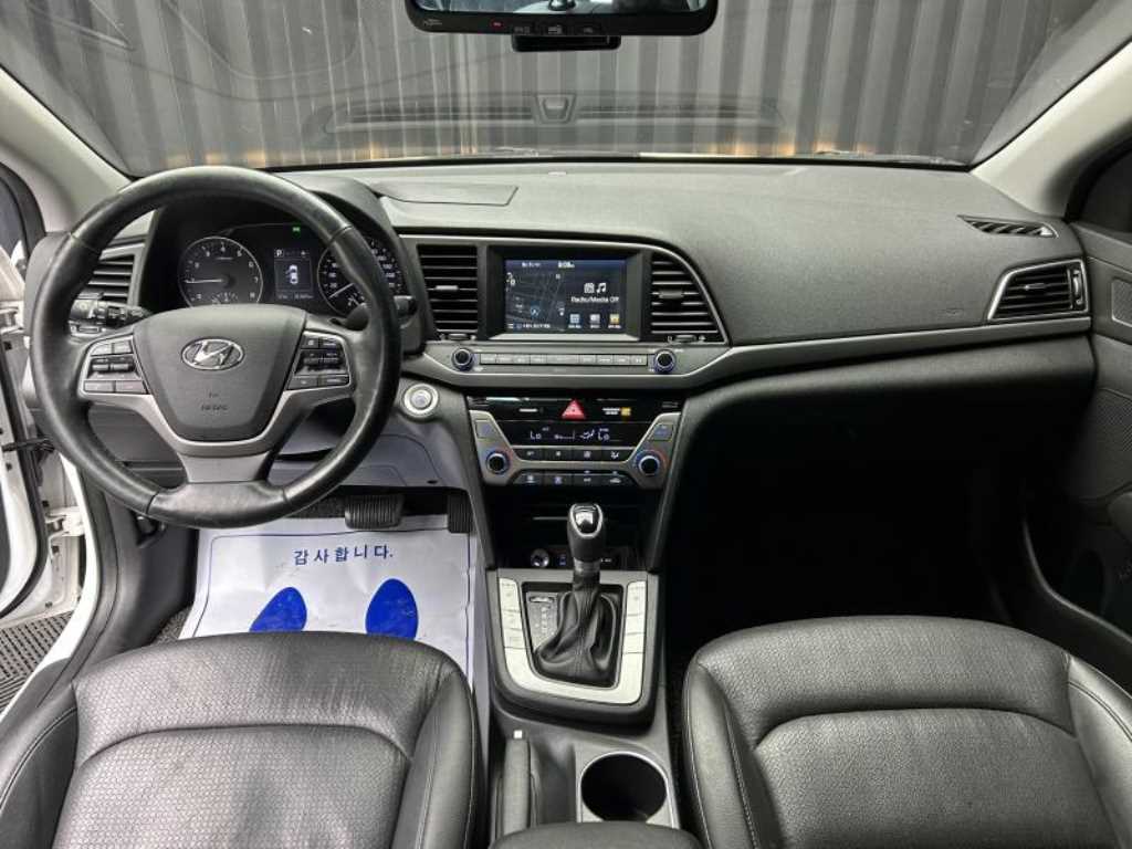 HYUNDAI Avante - Vista 7