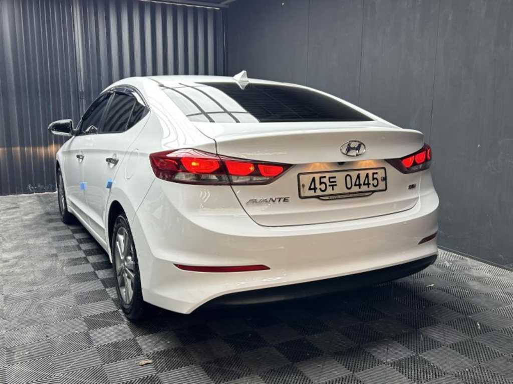 HYUNDAI Avante - Vista 3