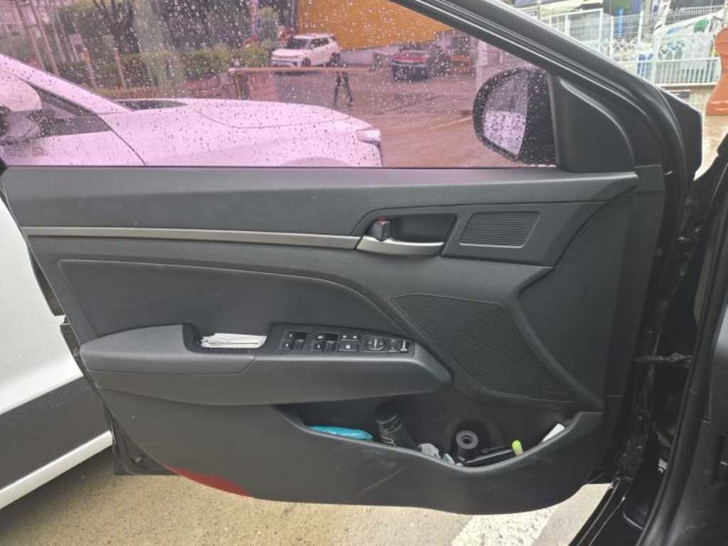 HYUNDAI Avante - Vista 10