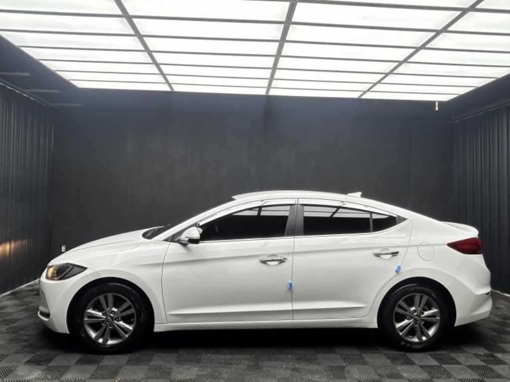 HYUNDAI Avante - Vista 2