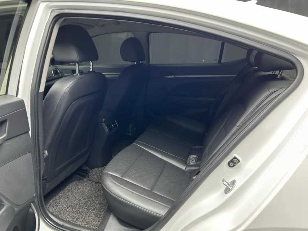 HYUNDAI Avante - Vista 5