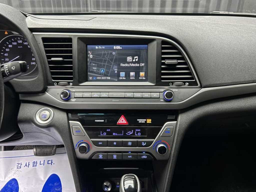 HYUNDAI Avante - Vista 9