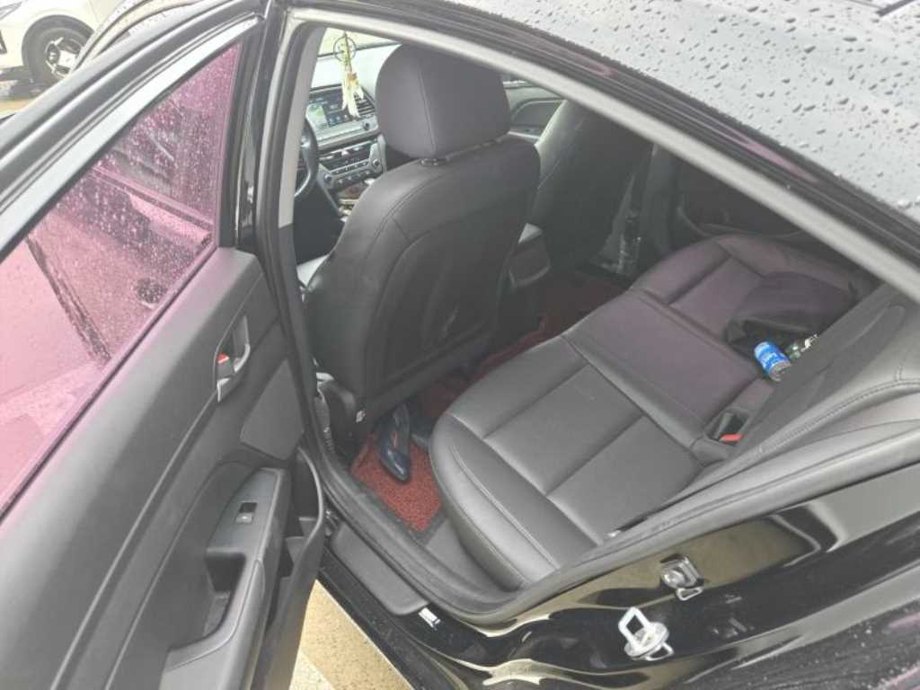 HYUNDAI Avante - Vista 12