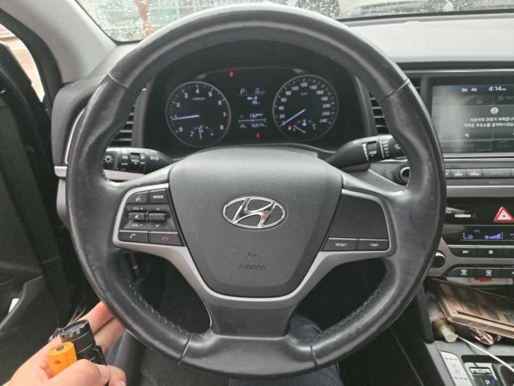 HYUNDAI Avante - Vista 4