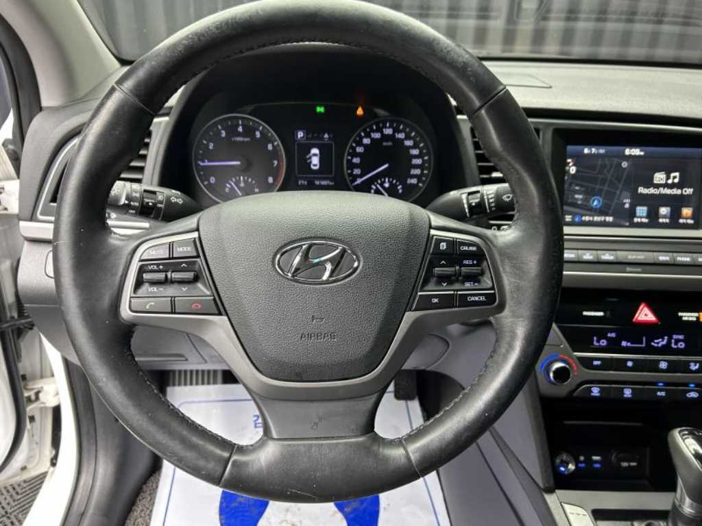 HYUNDAI Avante - Vista 8