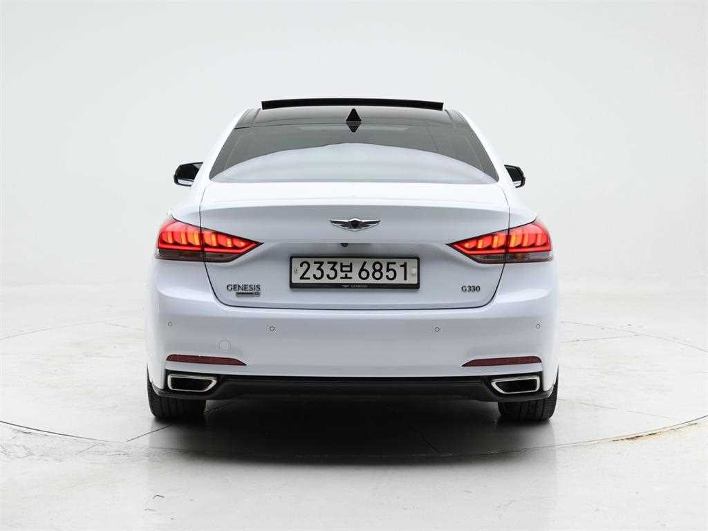 HYUNDAI Genesis - Vista 5