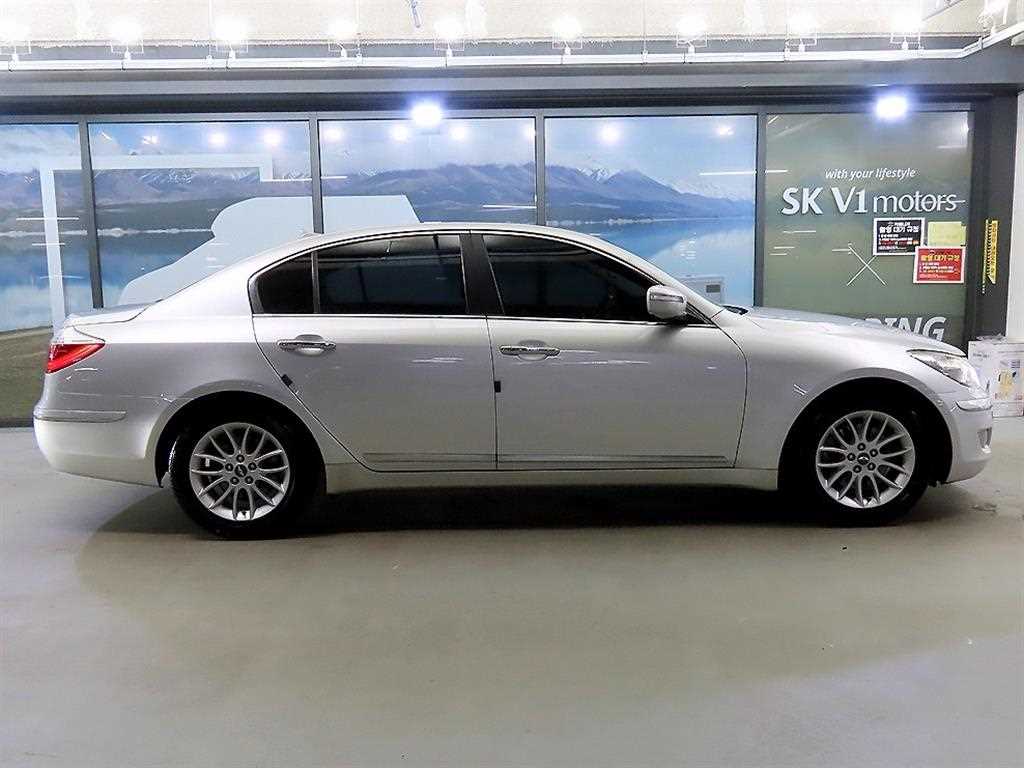 HYUNDAI Genesis - Vista 3