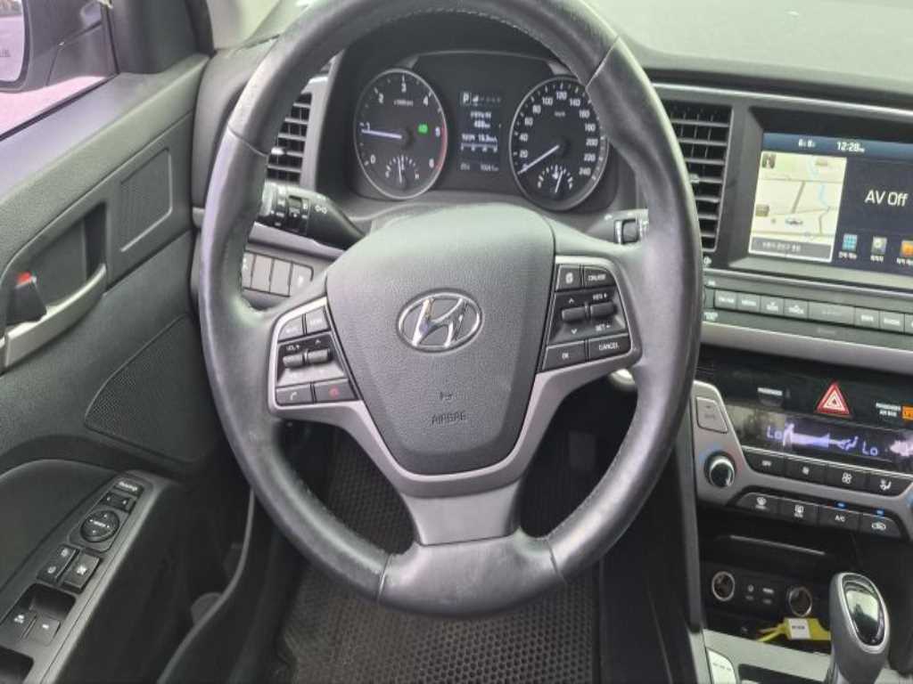 HYUNDAI Avante - Vista 4