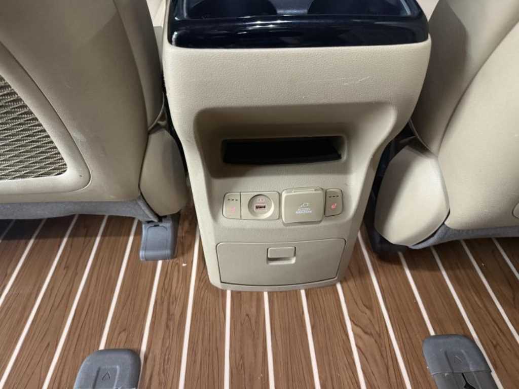 KIA Carnival - Vista 8