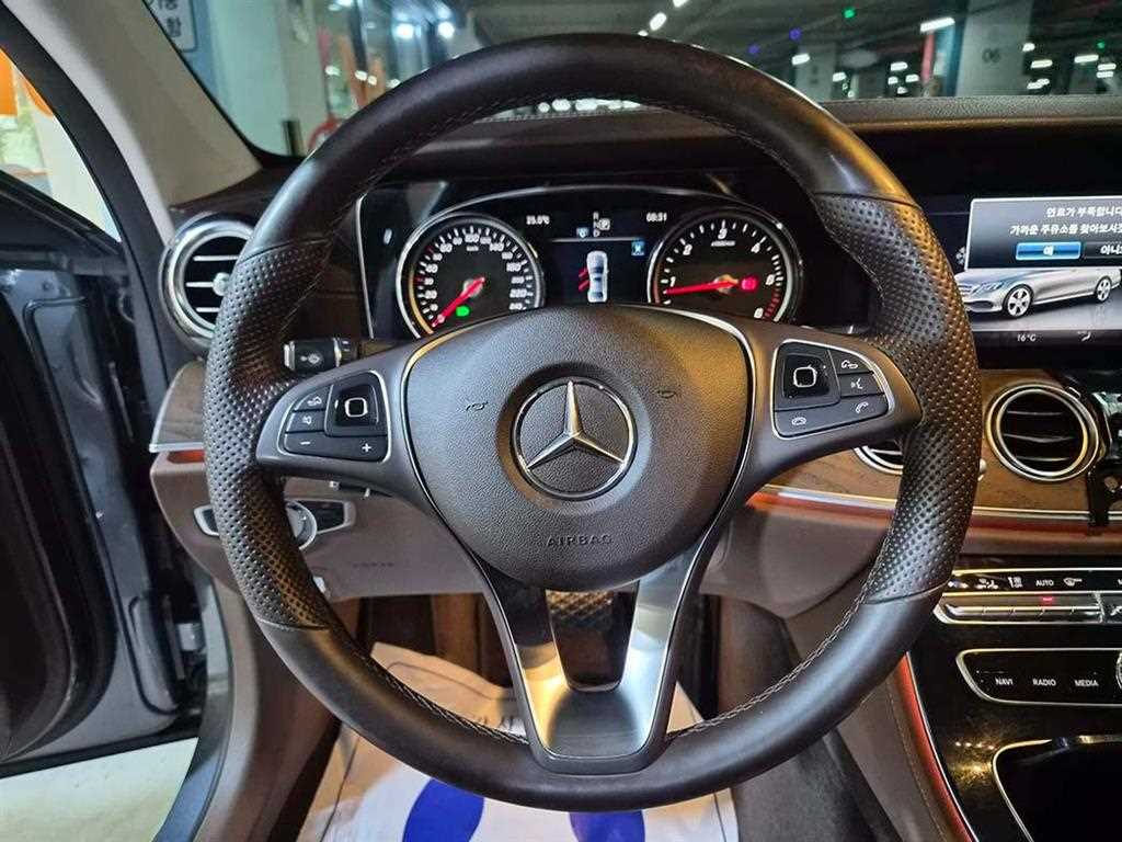 Mercedes Benz E class - Vista 8