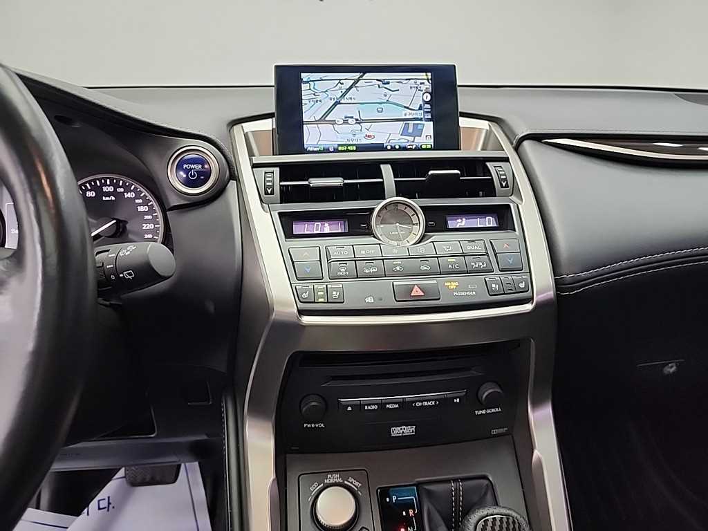 Lexus NX - Vista 10