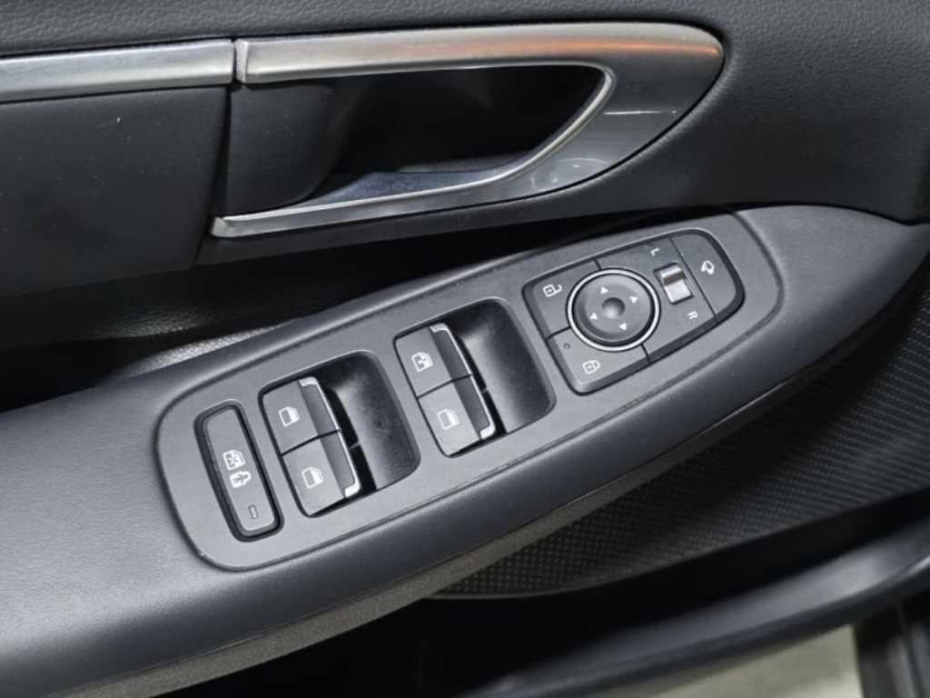 HYUNDAI Sonata - Vista 12