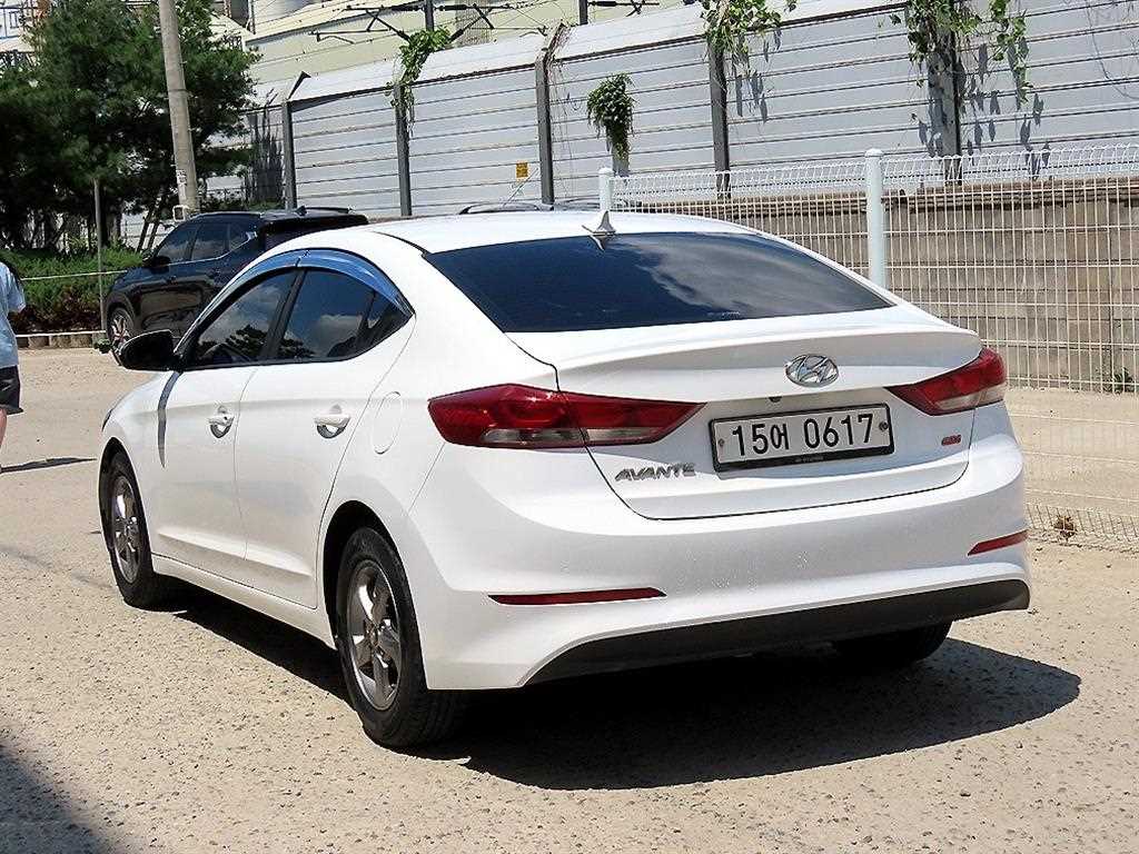 HYUNDAI Avante - Vista 3
