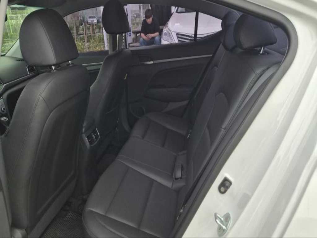 HYUNDAI Avante - Vista 8