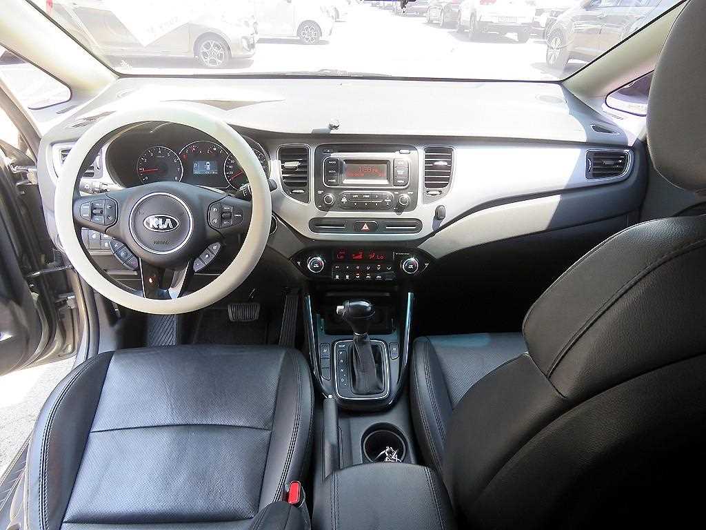 KIA Carens - Vista 8