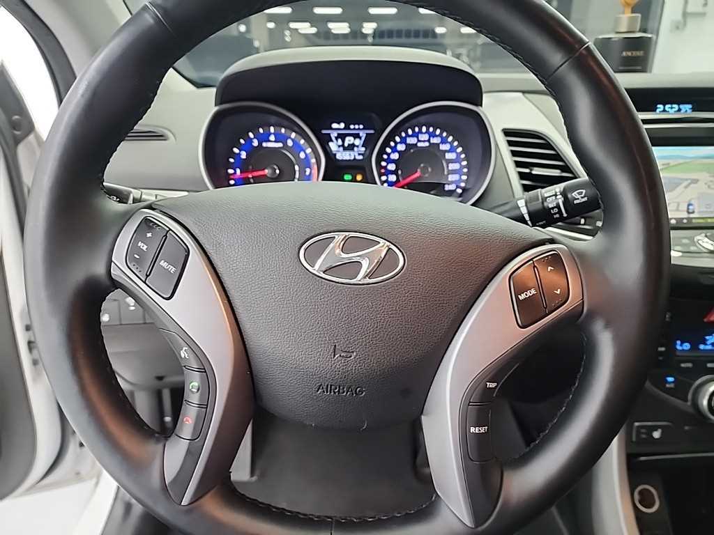 HYUNDAI Avante - Vista 9