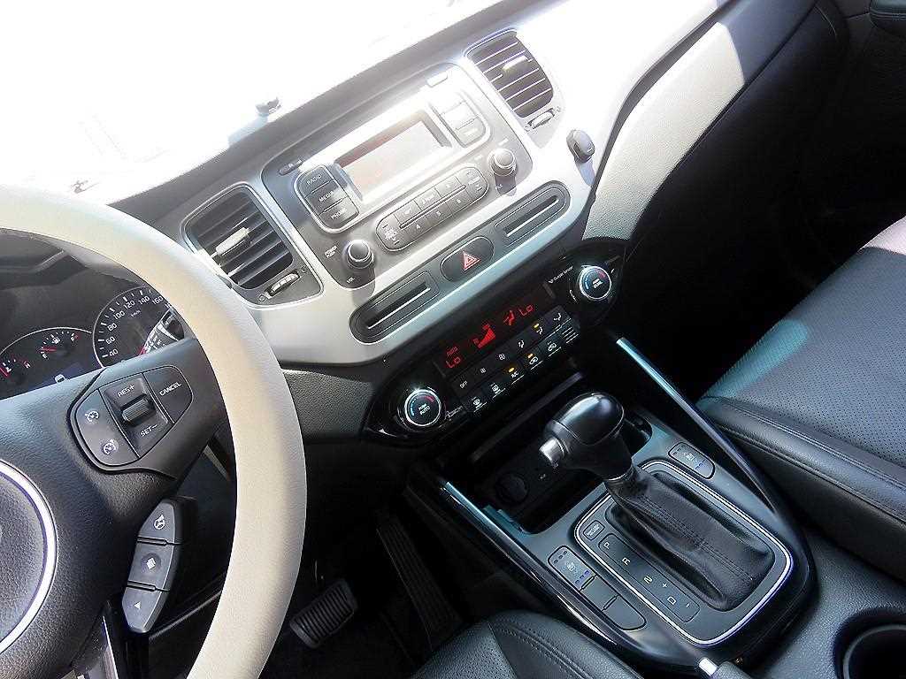 KIA Carens - Vista 12