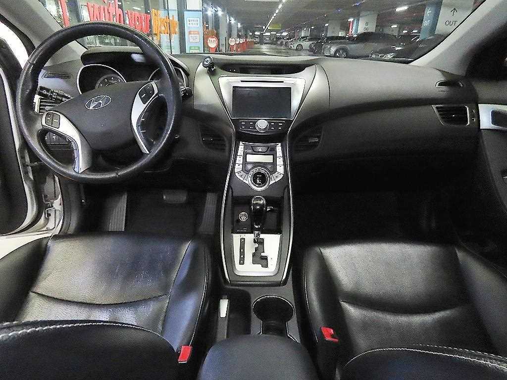 HYUNDAI Avante - Vista 10