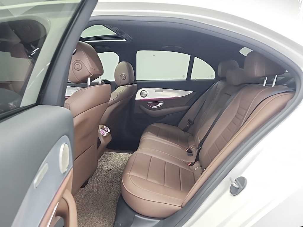 Mercedes Benz E class - Vista 12