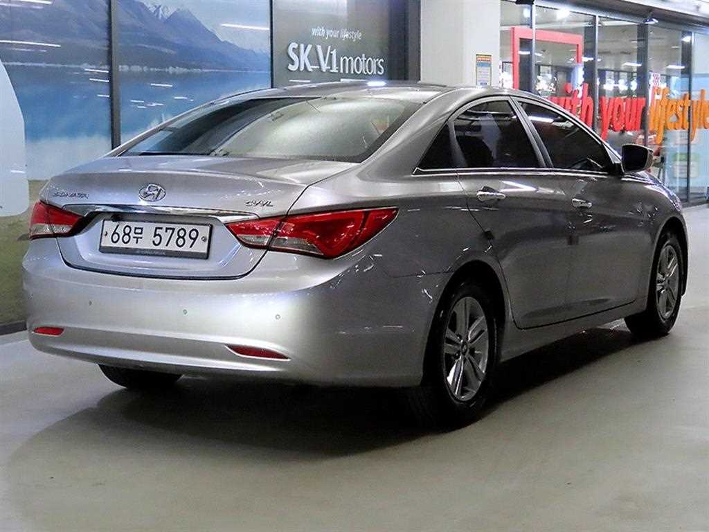 HYUNDAI Sonata - Vista 4