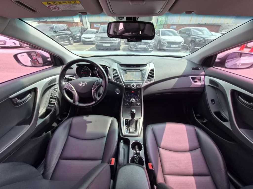 HYUNDAI Avante - Vista 10