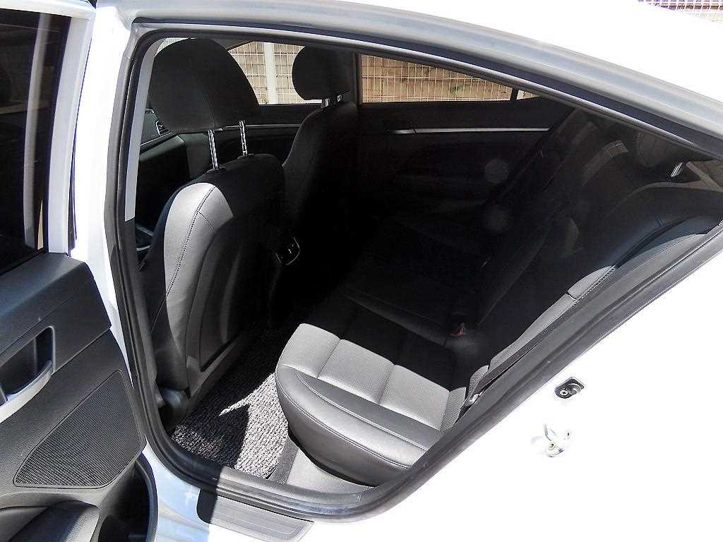 HYUNDAI Avante - Vista 6