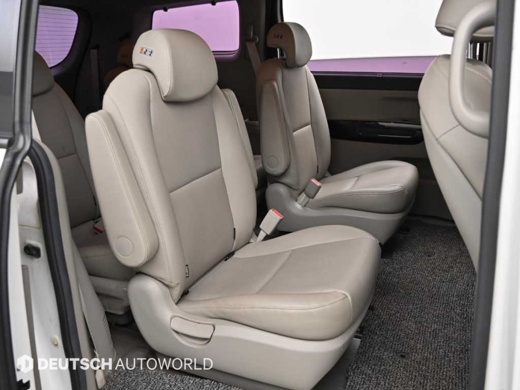 KIA Carnival - Vista 12