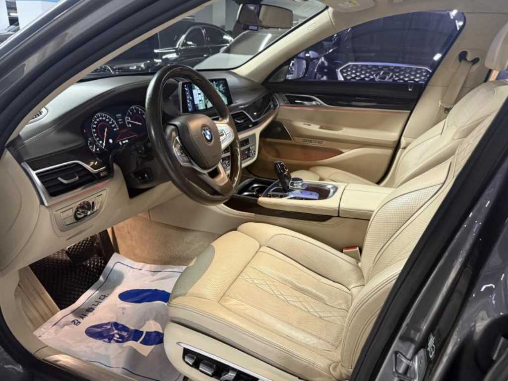 BMW 7 Series - Vista 5