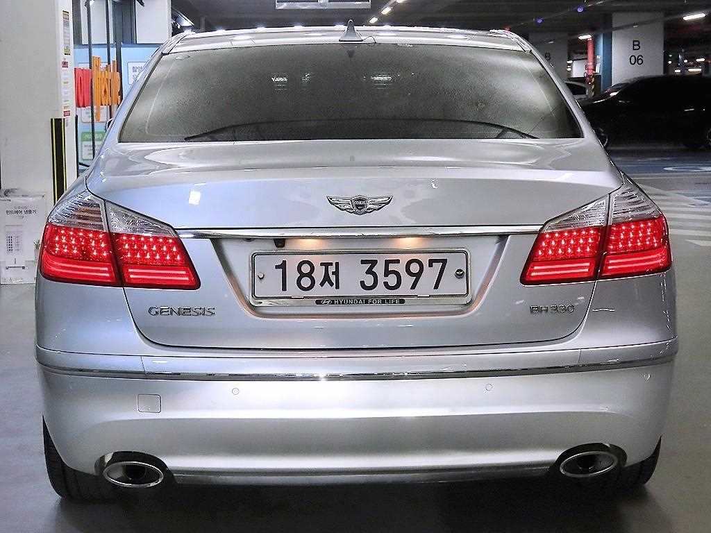HYUNDAI Genesis - Vista 5