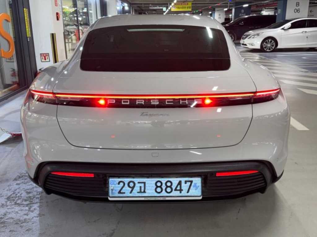 Porsche Taycan - Vista 5