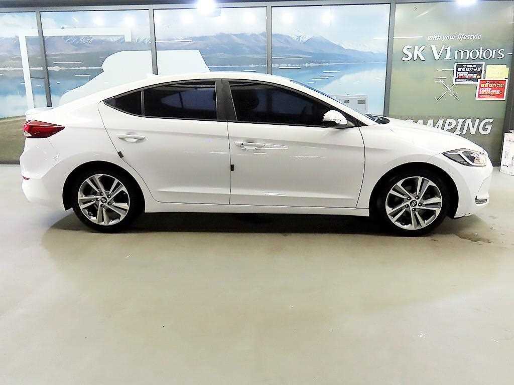 HYUNDAI Avante - Vista 3