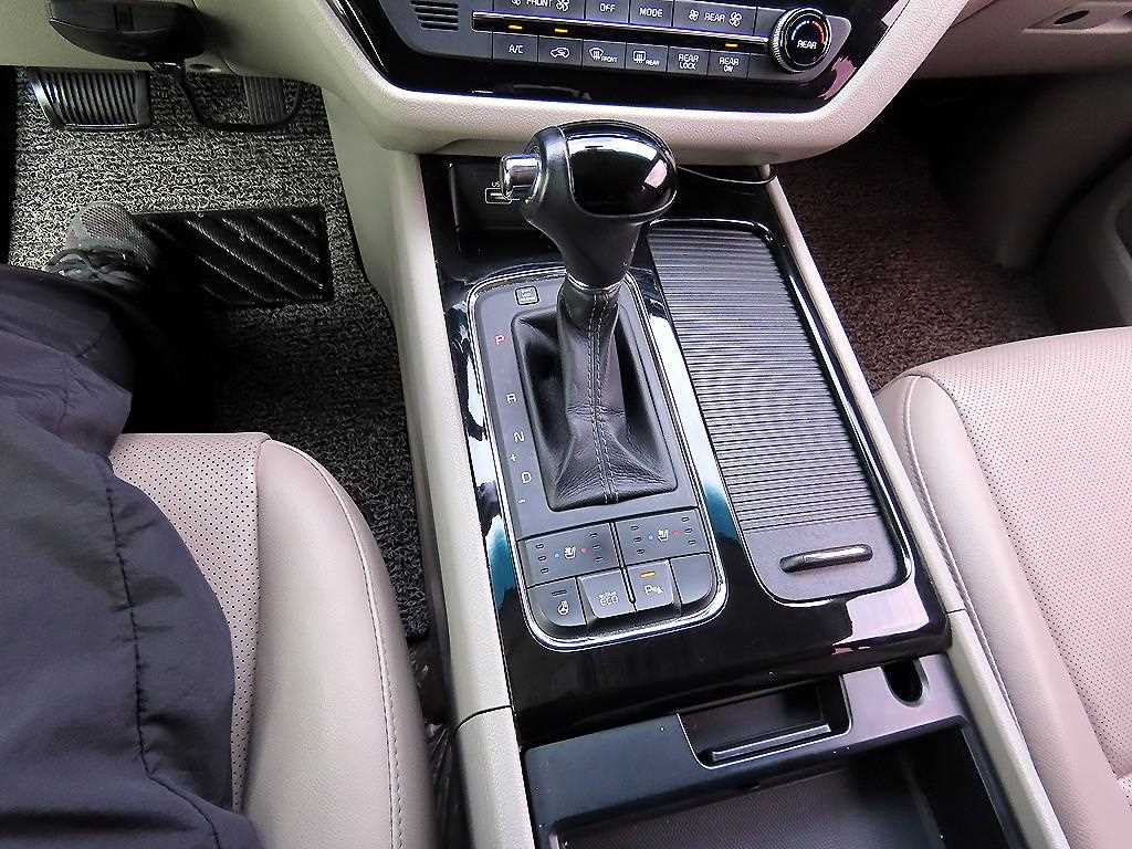 KIA Carnival - Vista 11