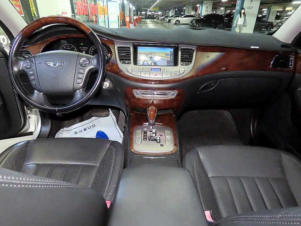 HYUNDAI Genesis - Vista 10