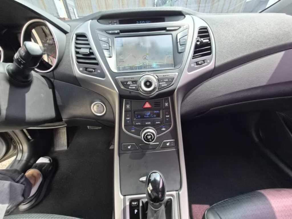 HYUNDAI Avante - Vista 12