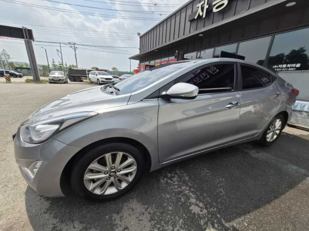 HYUNDAI Avante - Vista 3