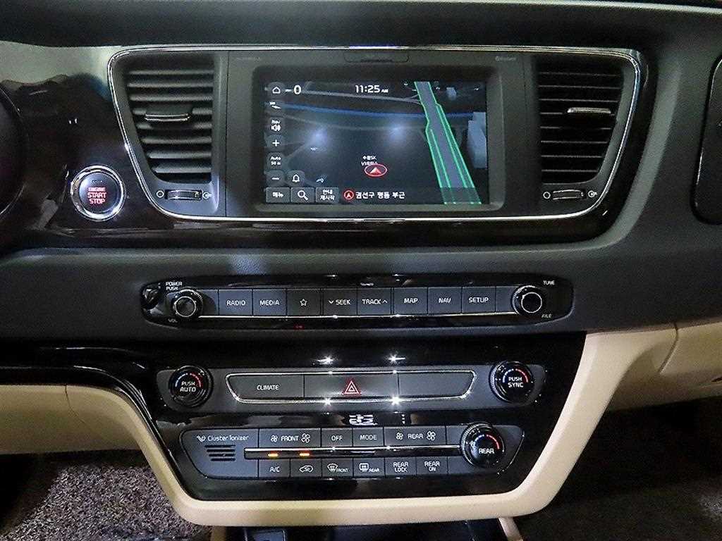 KIA Carnival - Vista 11