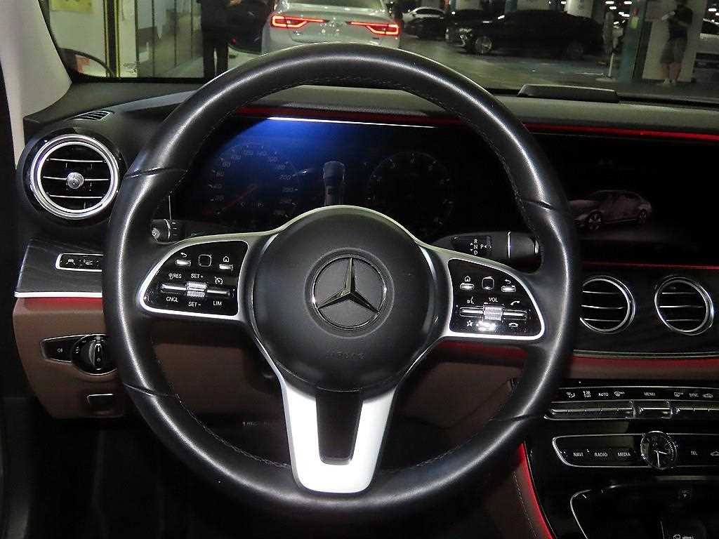 Mercedes Benz E class - Vista 8