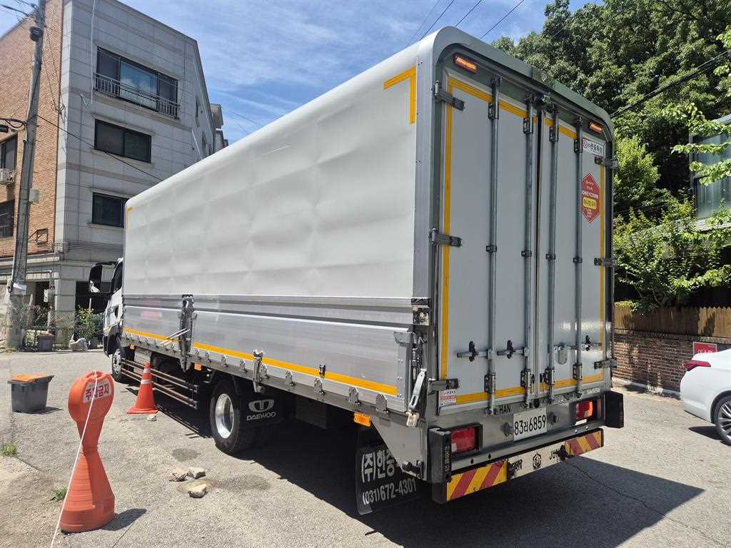 medium and large cargo truck - Vista 5