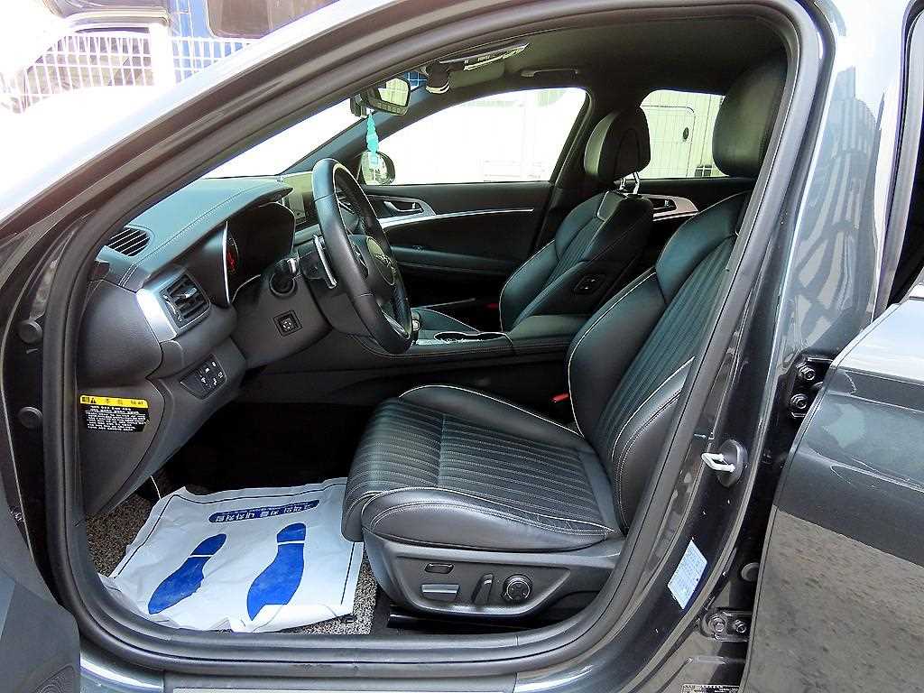 Genesis G70 - Vista 5
